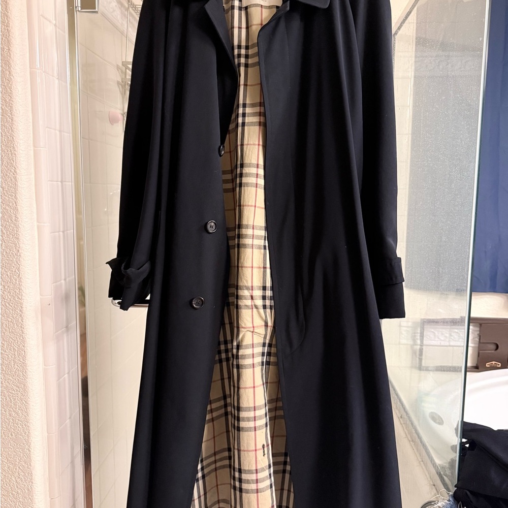 Burberry Black Trench Coat with Plaid Lining - Picture 2 of 6